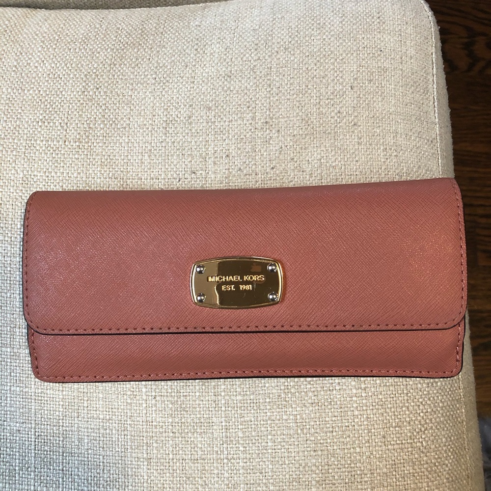 Michael Kors wallet in a beautiful mauve color.